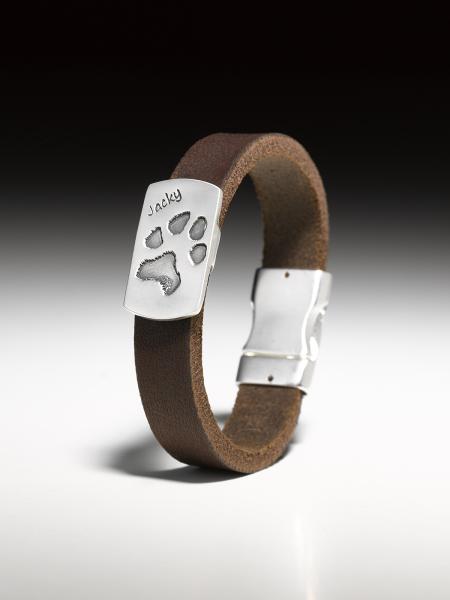 Braunes Lederarmband mit rechteckiger Pfötchenabdruckplatte